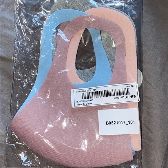 4 Face Masks - Picture 3 of 3